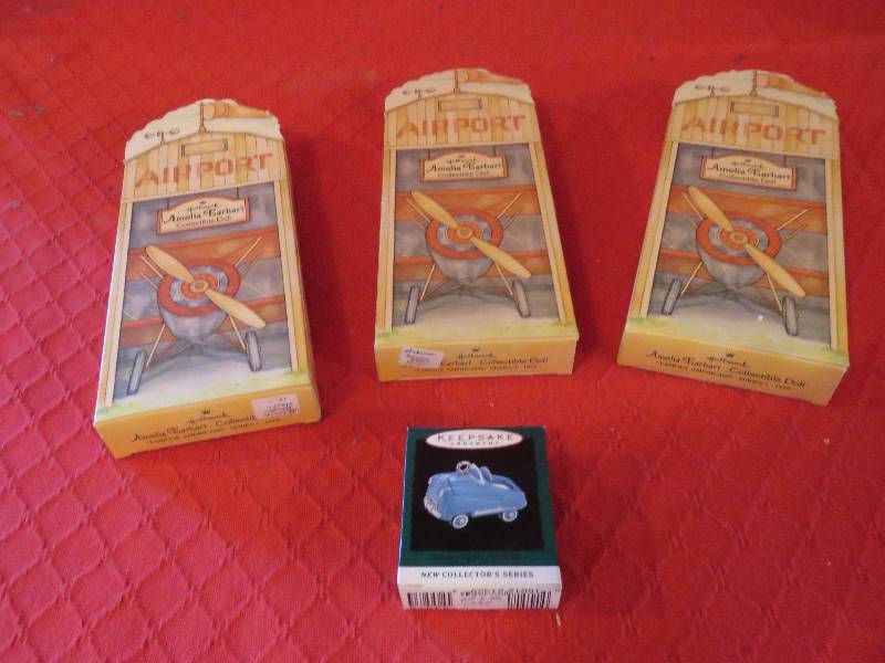 lot 145 image: Hallmark Collectibles
