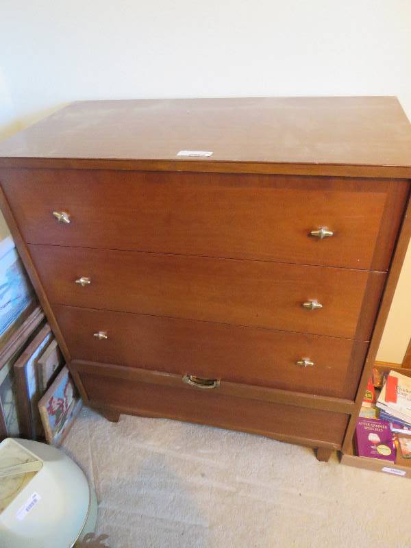 lot 185 image: Vintage Dresser