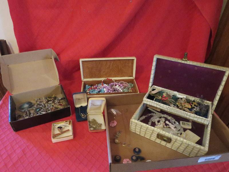 lot 195 image: Jewelry