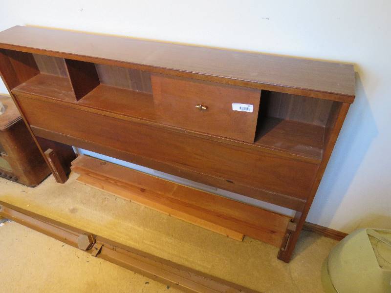 lot 197 image: Vintage twin size bed