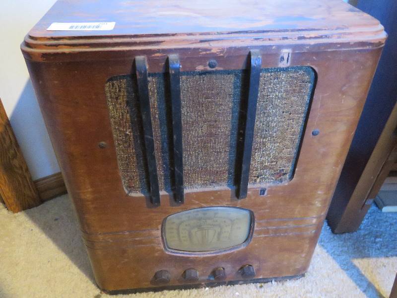 lot 201 image: Antique Radio