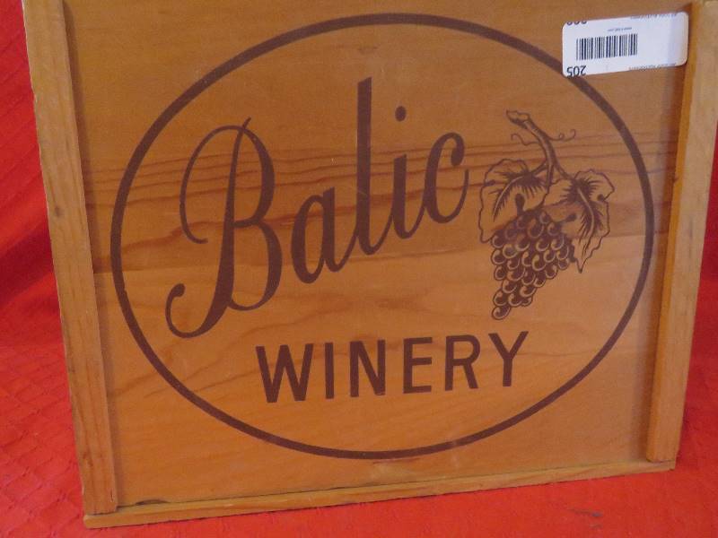 lot 205 image: Collectible Wood Wine Box