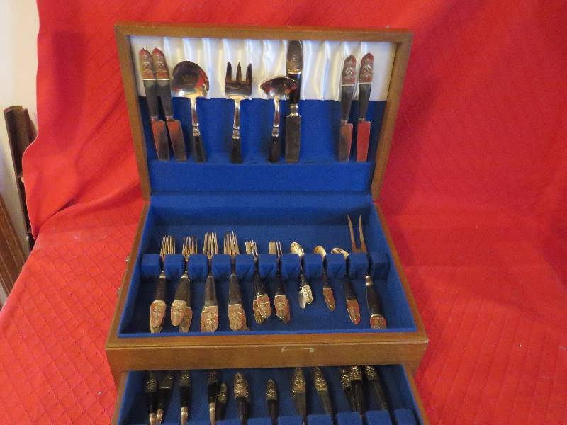lot 207 image: Flatware Set