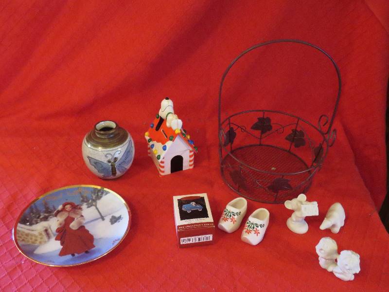 lot 216 image: Misc. Decor