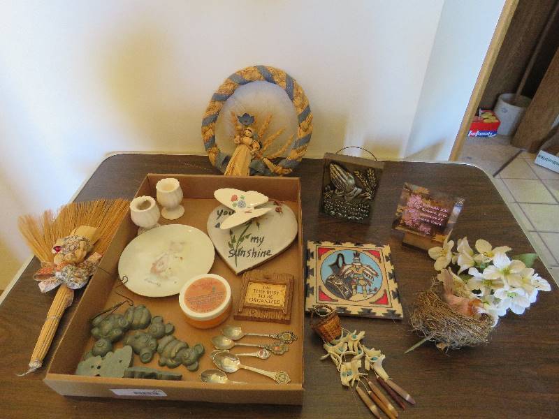 lot 226 image: Misc. Decor