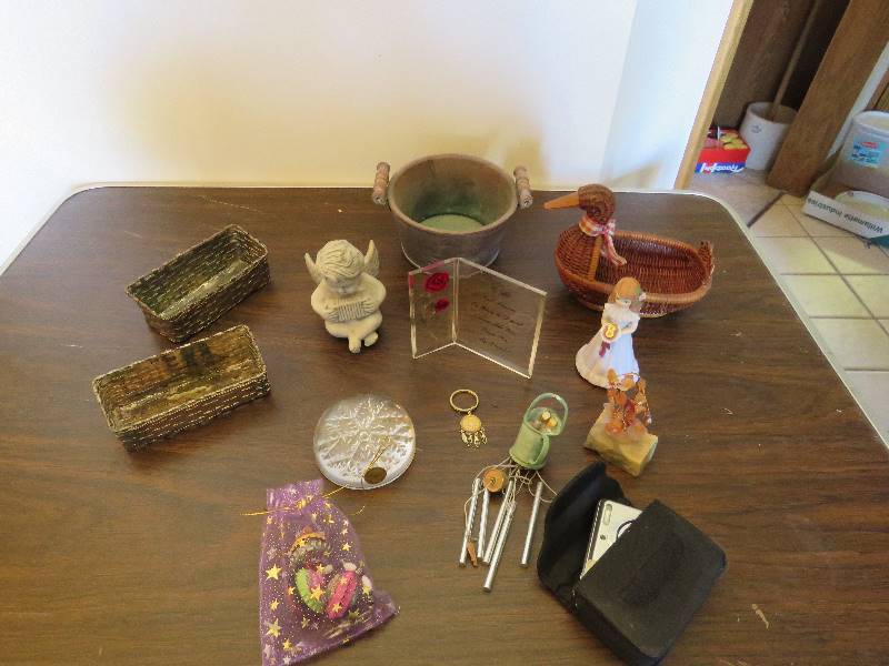 lot 227 image: Misc. Decor