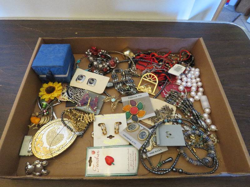 lot 228 image: Jewelry