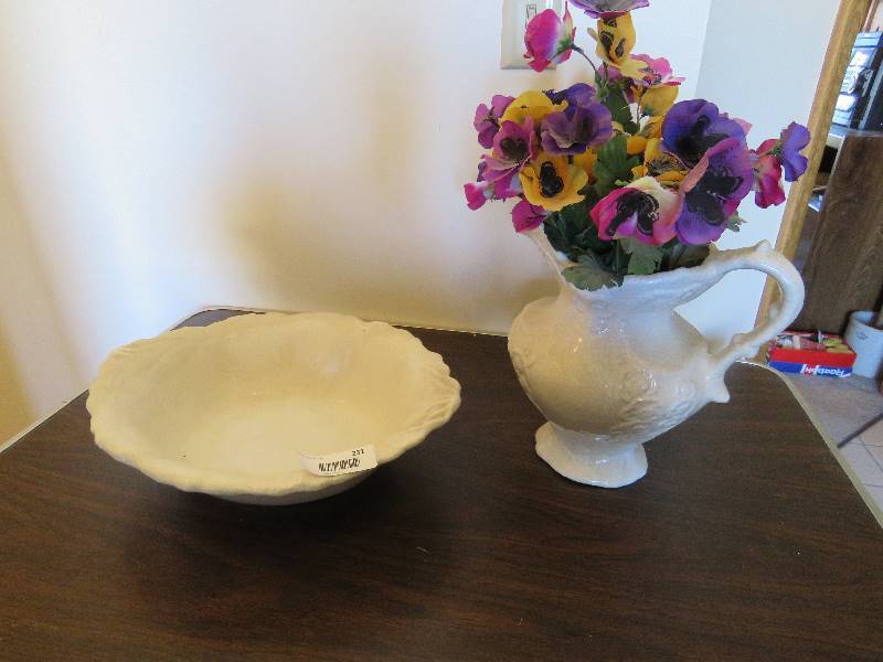 lot 231 image: Vintage Pitcher and Bowl Set