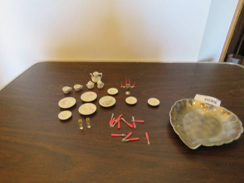 lot 232 image: Barbie Tea Set