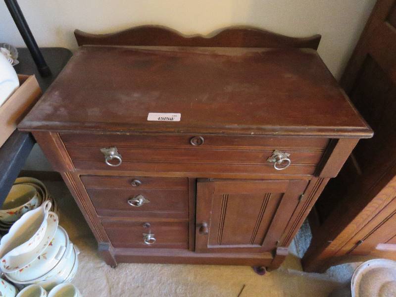 lot 249 image: Small Vintage Buffet