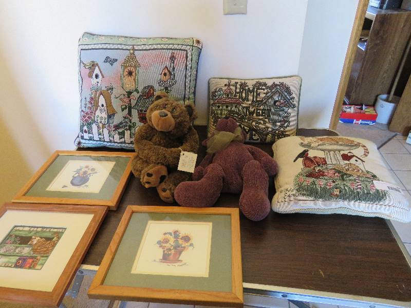 lot 250 image: Household Decor