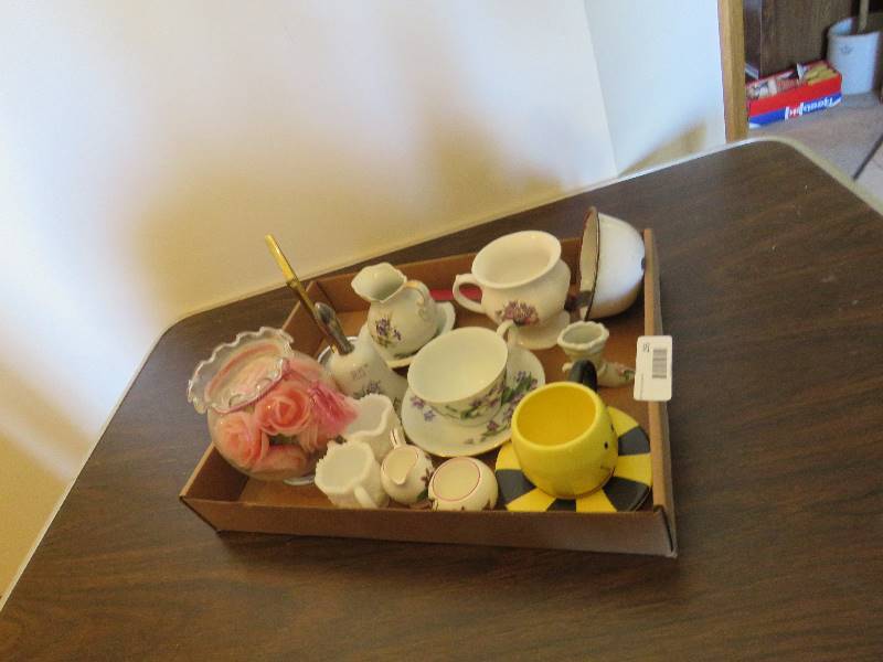 lot 255 image: Kitchen Collectibles