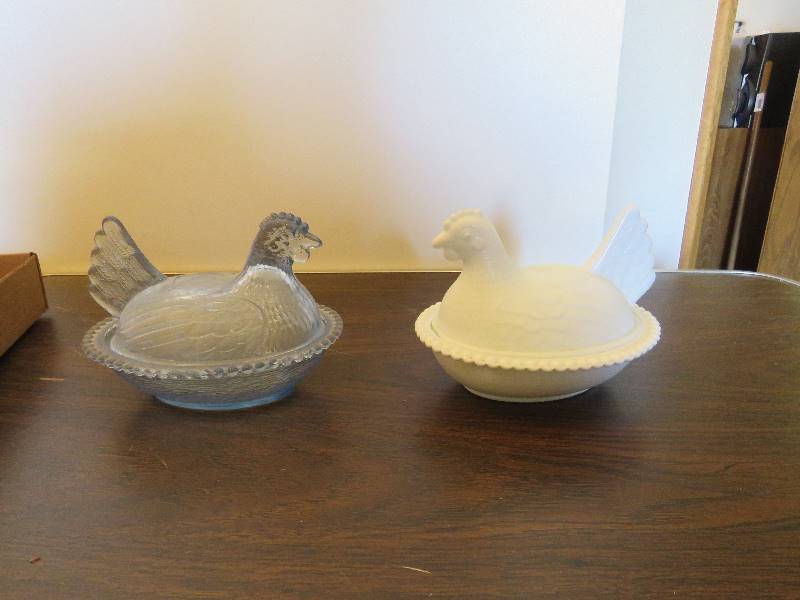 lot 257 image: Vintage Nesting Hen Bowls