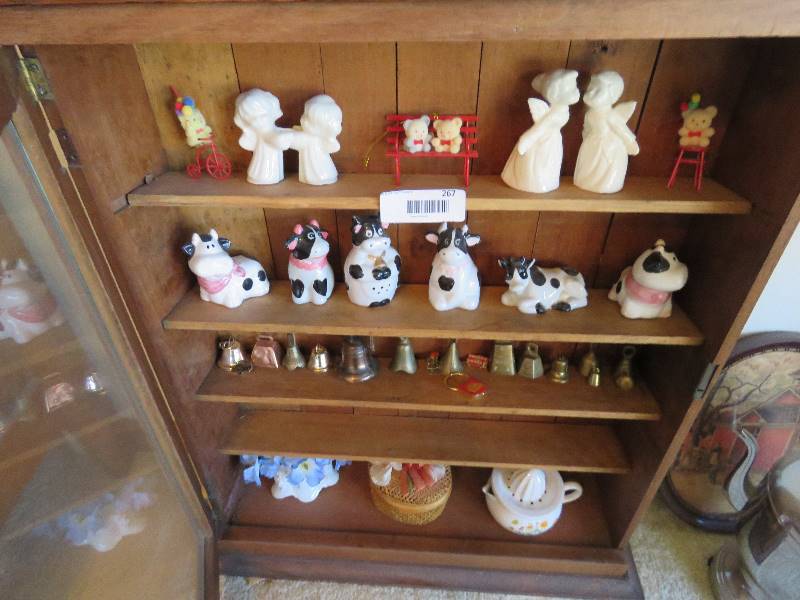 lot 267 image: Collectible Decor
