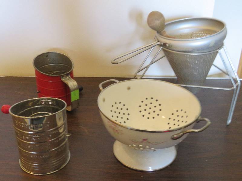 lot 273 image: Vintage Kitchen Items