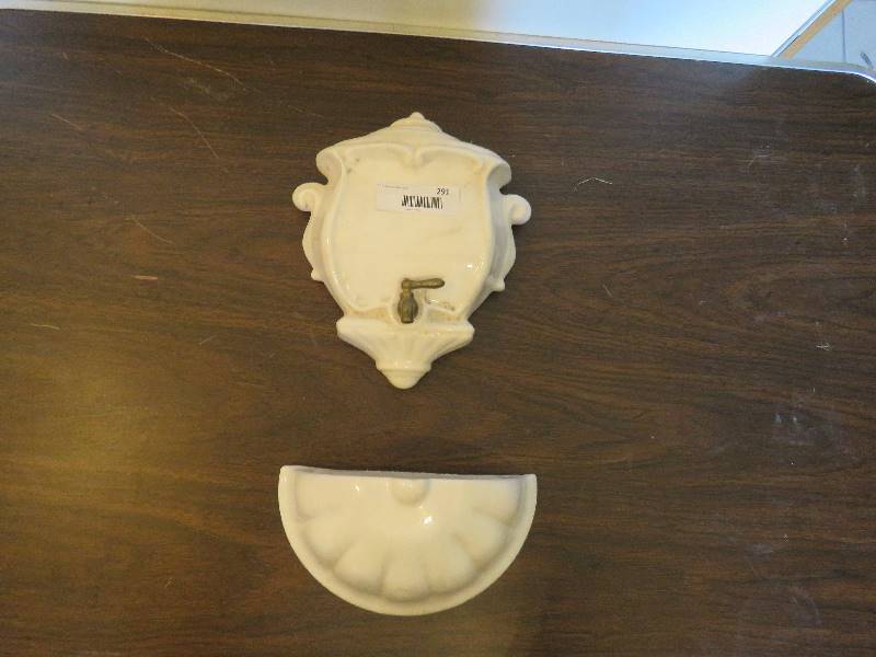 lot 291 image: Antique Decor