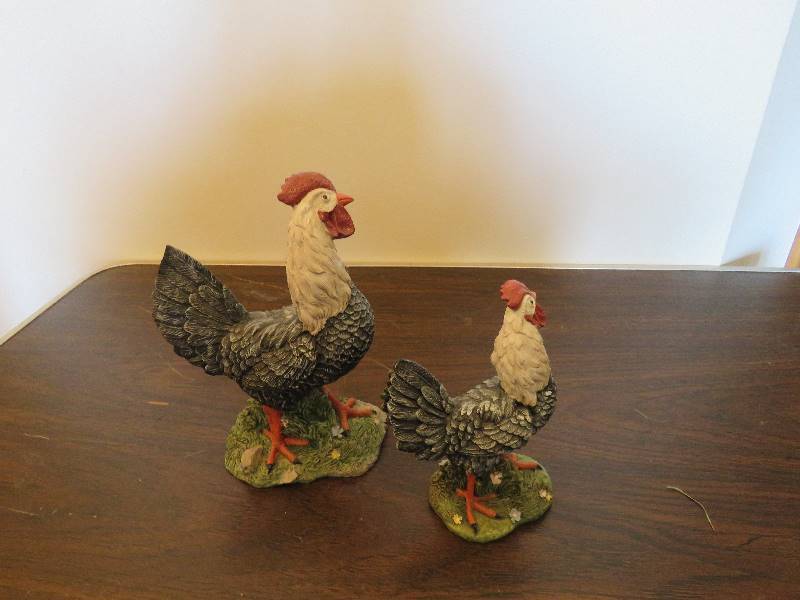 lot 295 image: Rooster Decor