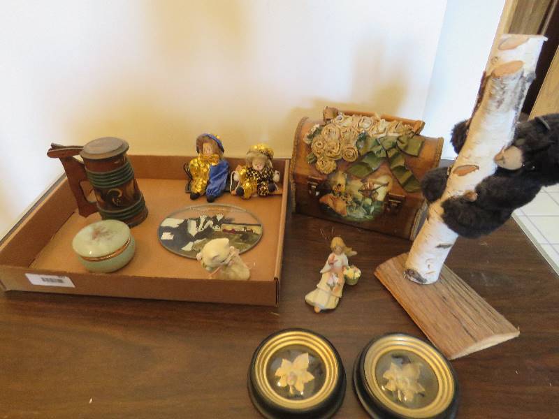 lot 300 image: Misc. Decor