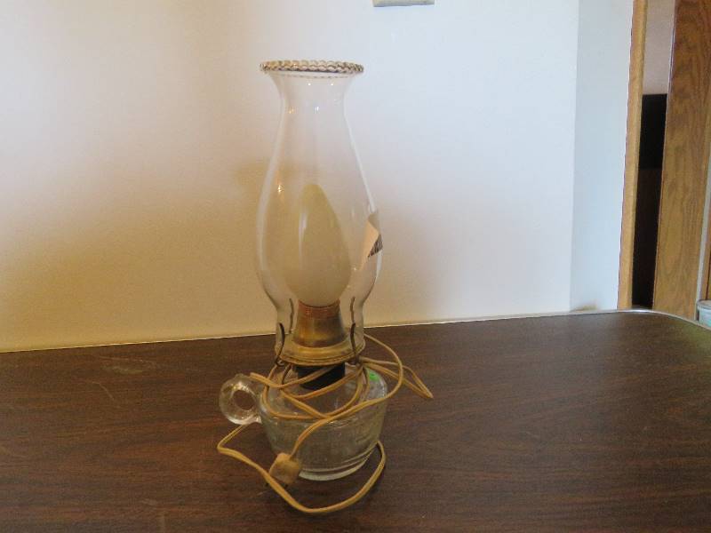 lot 301 image: Vintage Lamp
