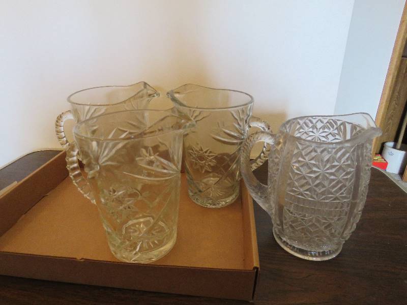 lot 302 image: Pitchers