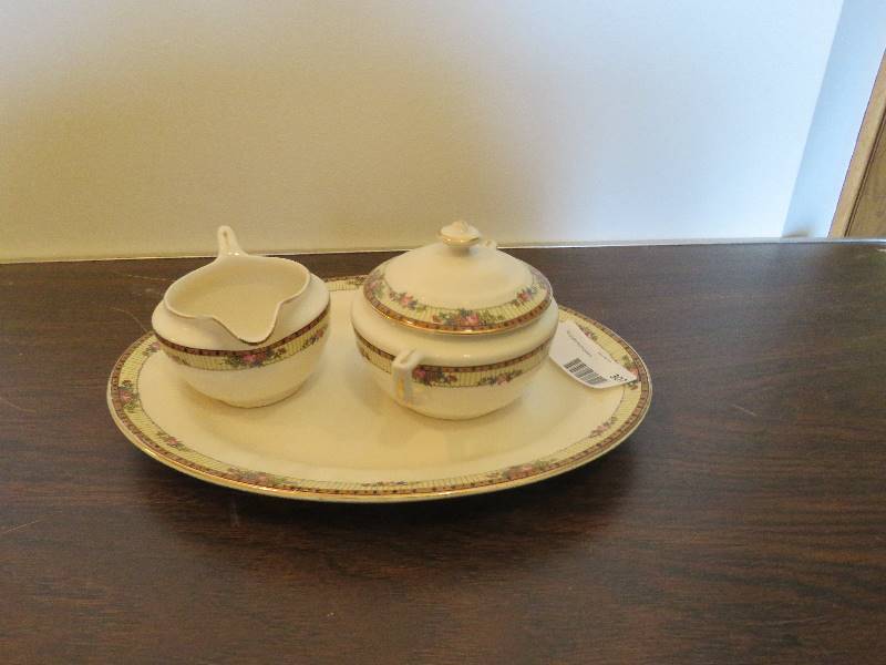 lot 307 image: Vintage Serving Set