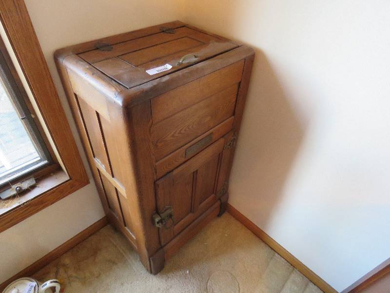 lot 314 image: Antique Ice Chest