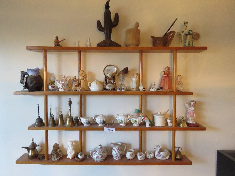 lot 317 image: Collectible Decor
