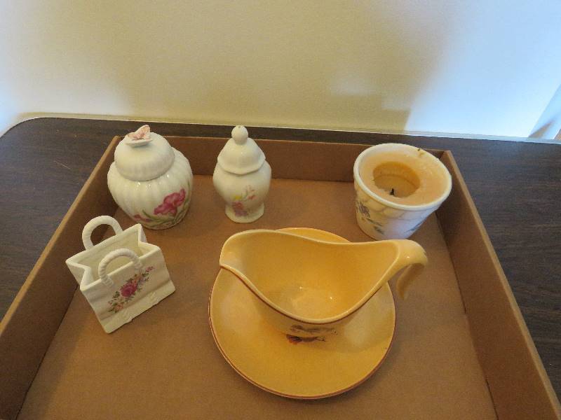 lot 318 image: Vintage Decor