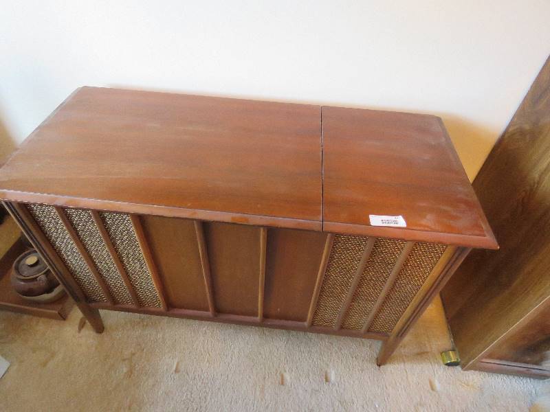 lot 321 image: Vintage Zenith Record Player