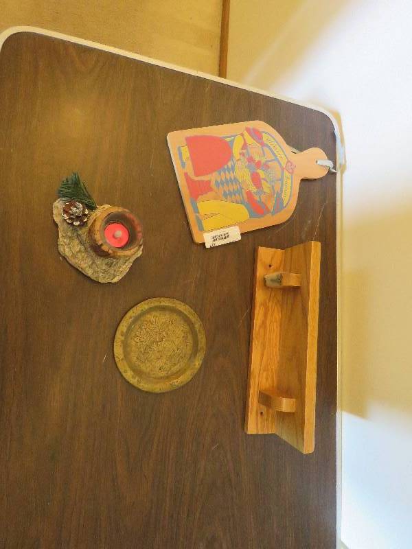 lot 327 image: Vintage Decor