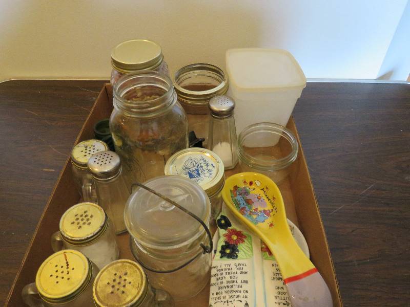 lot 337 image: Collectible Kitchen Items