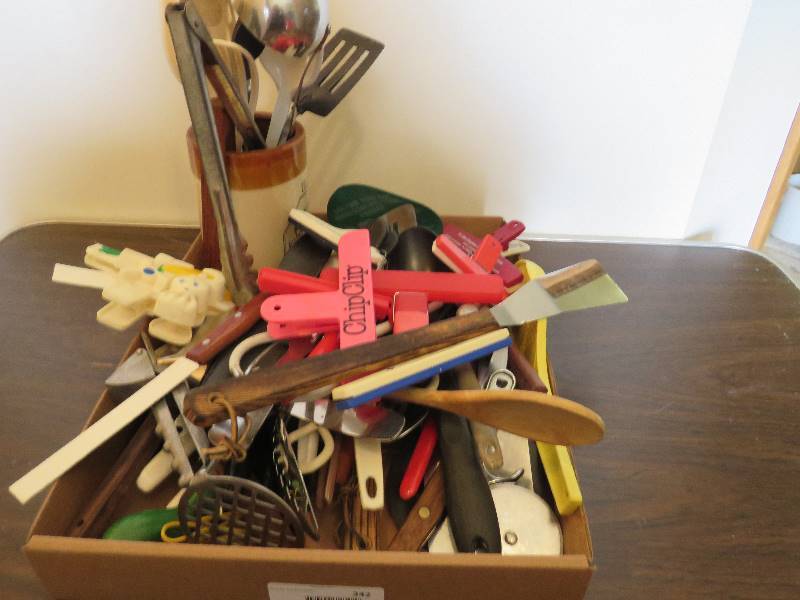 lot 342 image: Kitchen Utensils