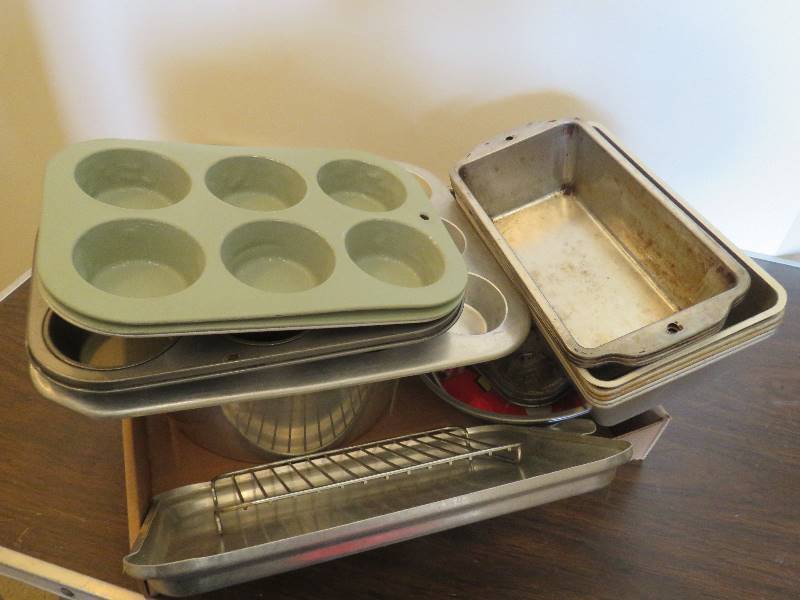 lot 343 image: Baking Pans