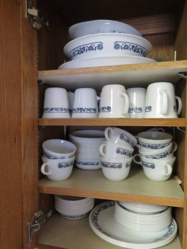 lot 349 image: Kitchen Dish Set