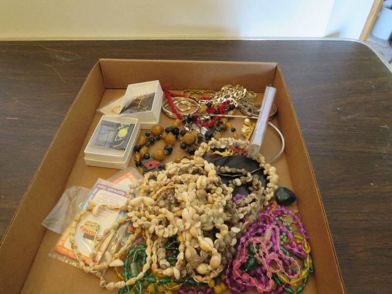 lot 352 image: Jewelry