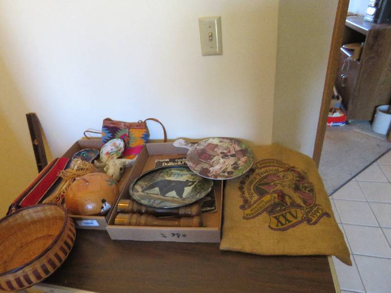 lot 384 image: Misc. Decor