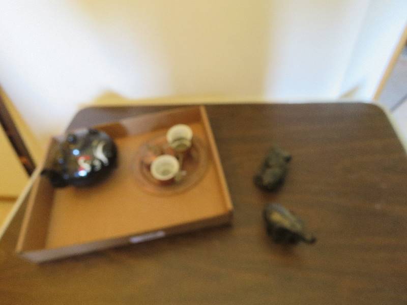 lot 387 image: Asian Themed Decor