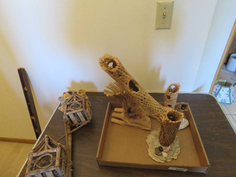 lot 403 image: Wood Decor
