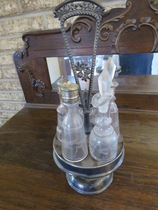 lot 405 image: Antique Salt and Pepper Shaker Seasoning Holder