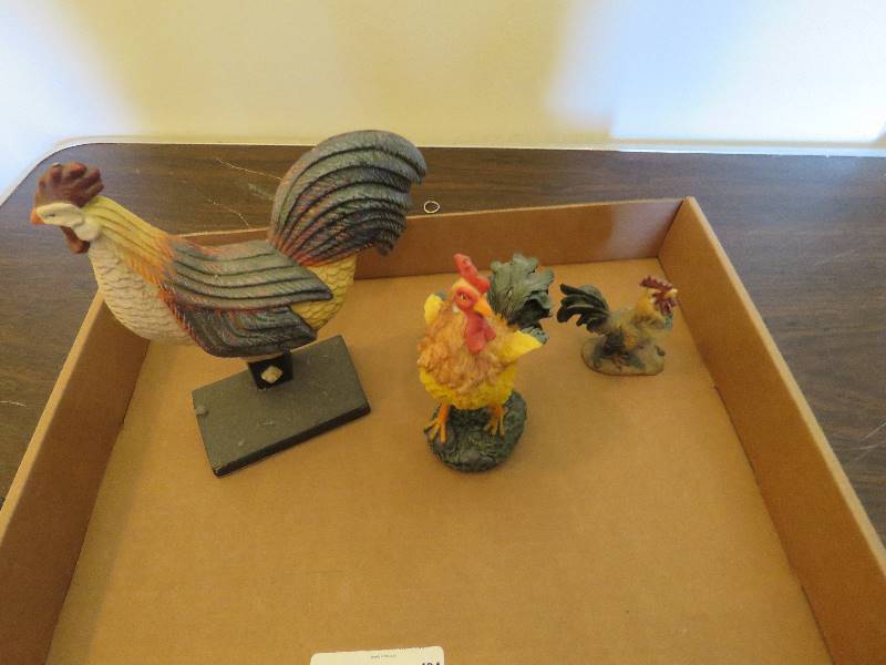 lot 424 image: Rooster Decor