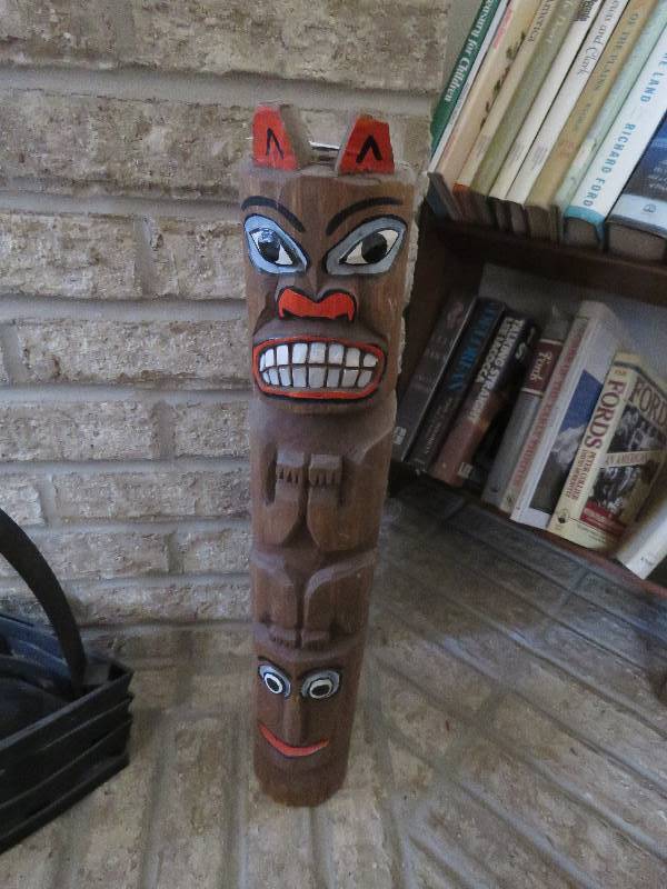 lot 428 image: Totem Pole