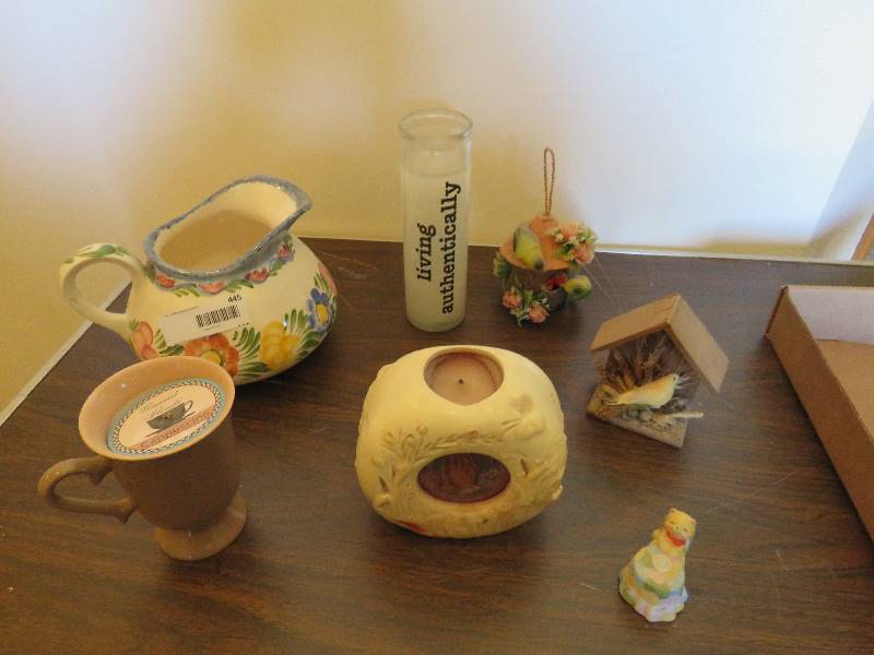 lot 445 image: Misc. Decor