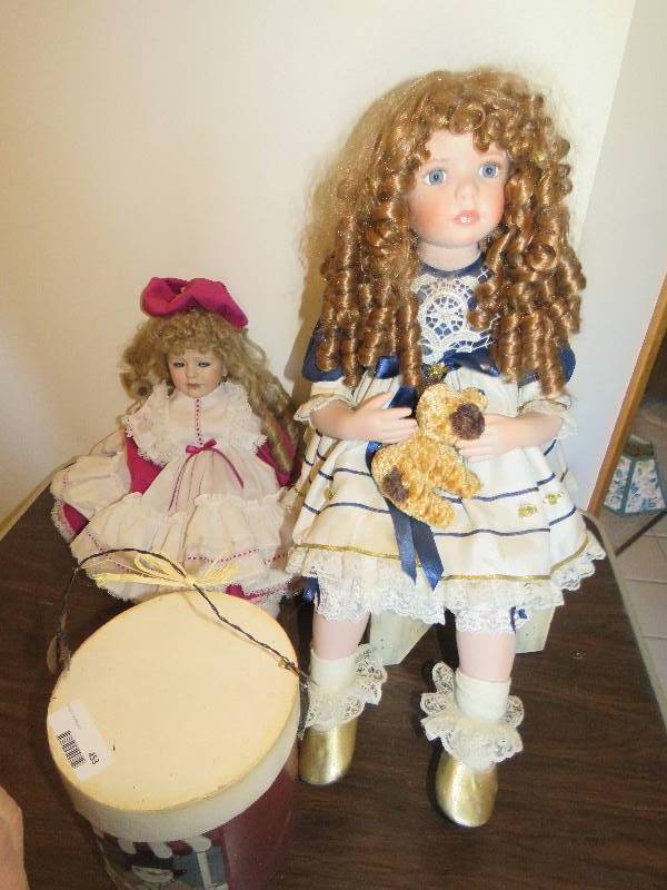 lot 453 image: Collectible Dolls
