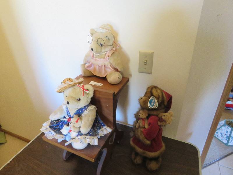 lot 454 image: Teddy Bears