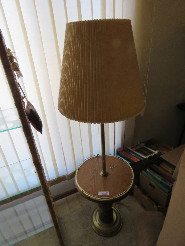 lot 462 image: Vintage Floor Lamp