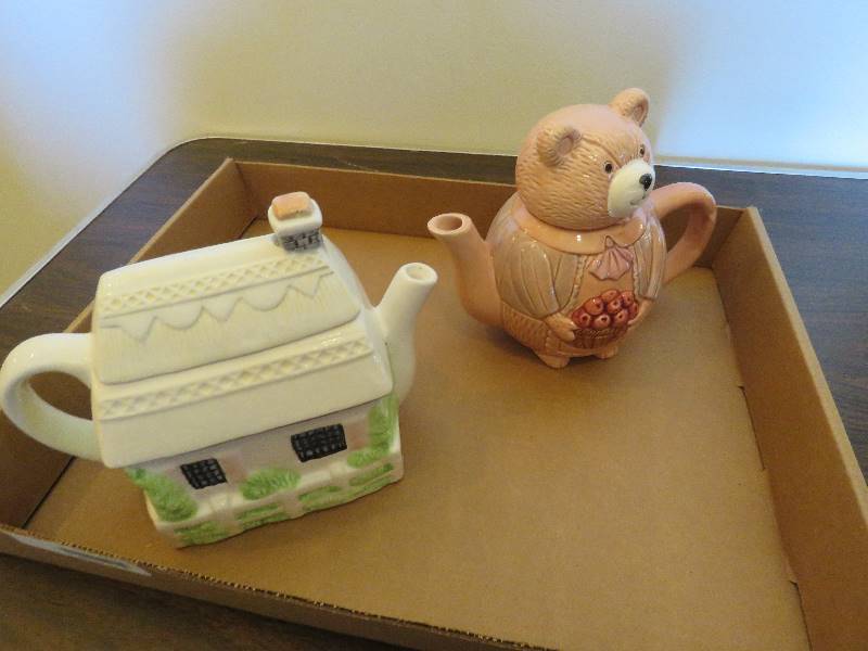 lot 466 image: Collectible Tea Pots