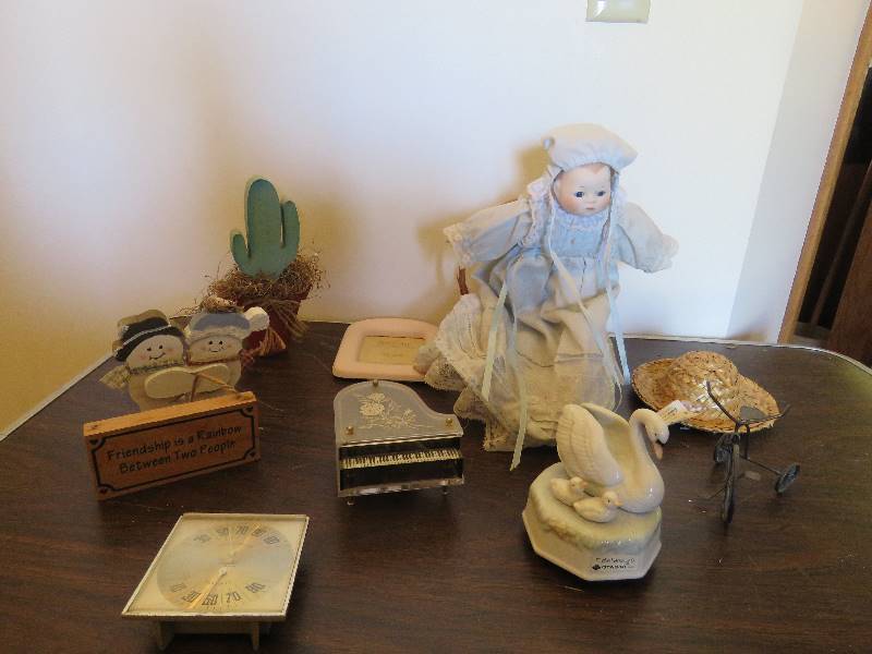 lot 472 image: Collectible Decor