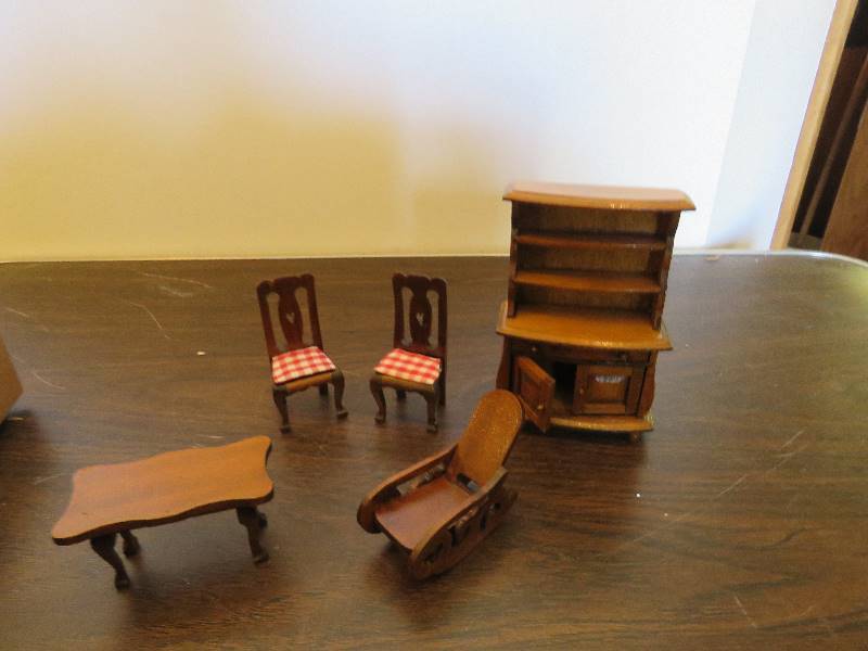 lot 473 image: Dollhouse Furniture