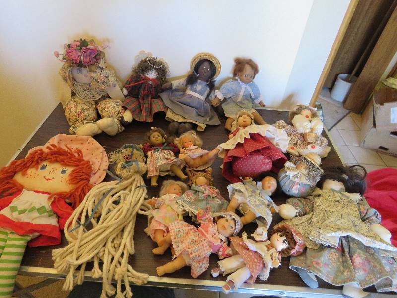 lot 475 image: Collectilble Dolls