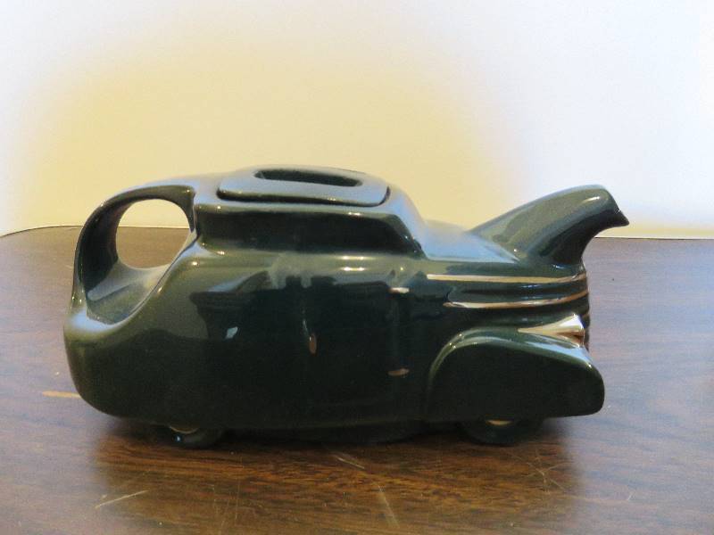 lot 480 image: Collectible Tea Pot